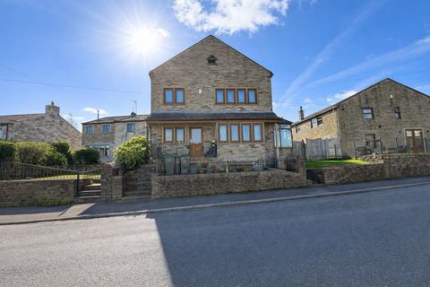 4 bed property, in Back Heights Road, £240,000