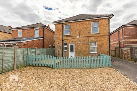 2 bed property, in Castle Road, £235,000