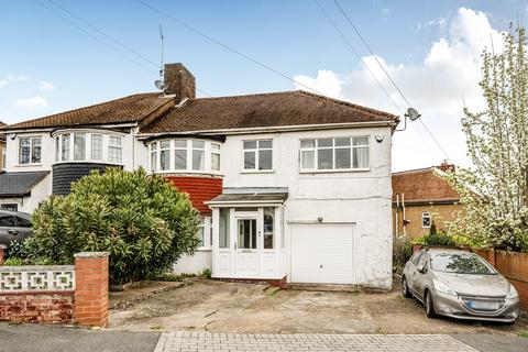 4 bed property, in Connaught Avenue, £749,995
