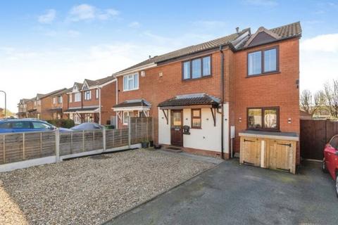 5 bed property, in Mayfields Drive, £270,000