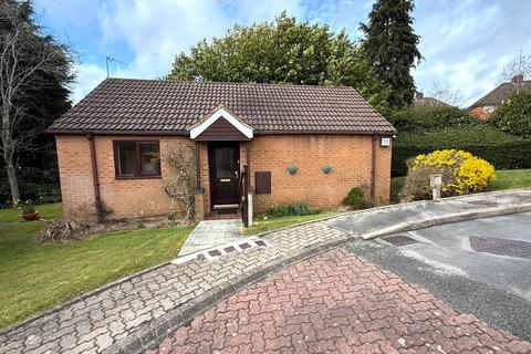 2 bed property, in Cheyne Gardens, £80,000