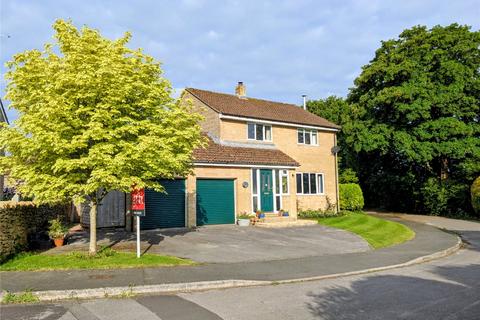 4 bed property, in Orchard Way, £470,000