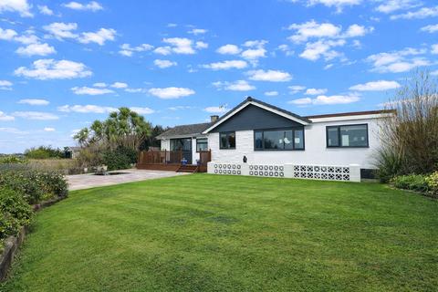 4 bed property, in Golf Links Road, £550,000