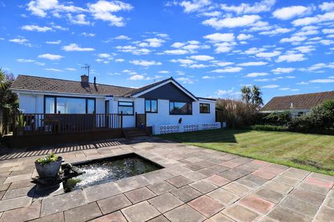 4 bed property, in Golf Links Road, £550,000