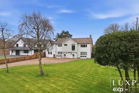 4 bed property, in Birchwood House, £900,000