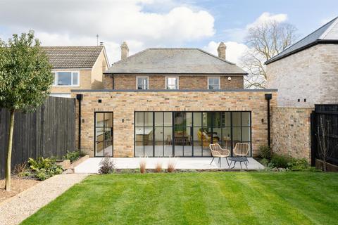 3 bed property, in Main Street, £795,000