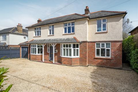 4 bed property, in Main Road, £900,000