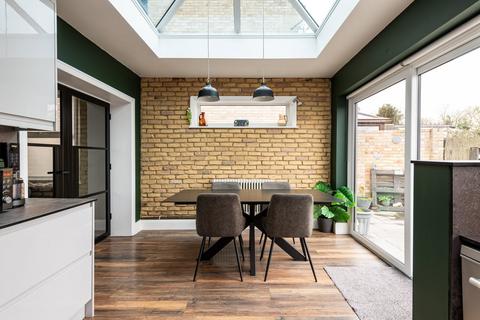 4 bed property, in Southdown Road, £400,000