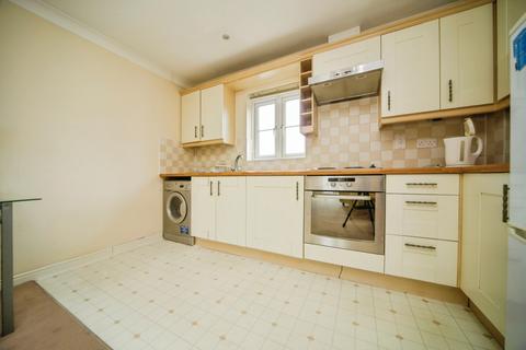 2 bed property, in Prentice Way, £120,000