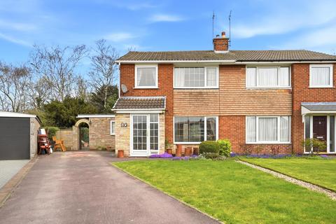 3 bed property, in Thatch Close, £250,000