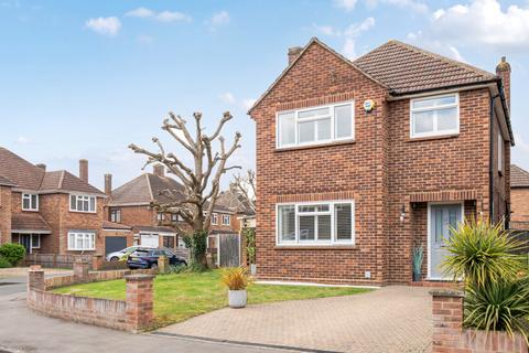 3 bed property, in Hersham, £800,000