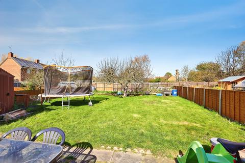 3 bed property, in The Crescent, £255,000