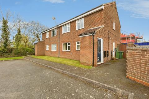 2 bed property, in Salts Close, £115,000