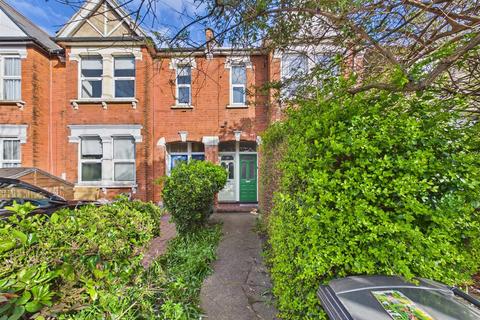 2 bed property, in Shelbourne Road, £400,000