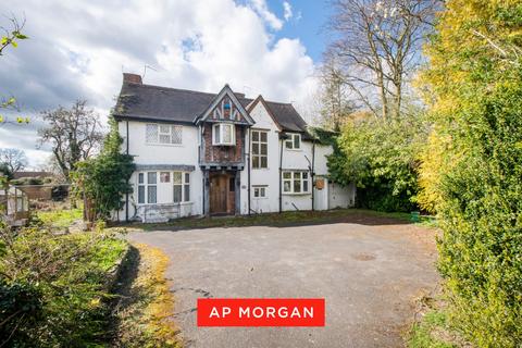 5 bed property, in Tanworth Lane, £800,000