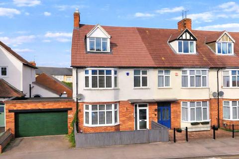 5 bed property, in Broadway, £450,000