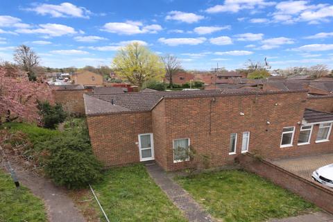 3 bed property, in Hammersmith Gardens, £290,000