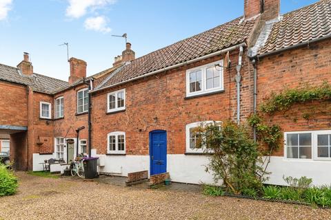 2 bed property, in Church Street, £180,000