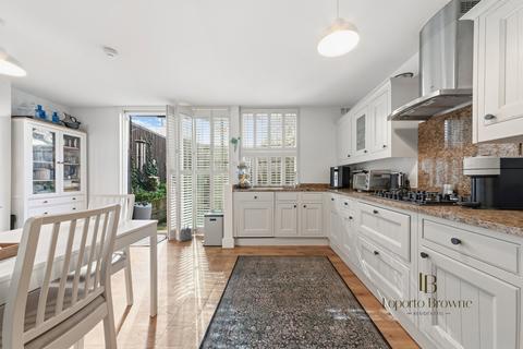 4 bed property, in Quickswood, £1,750,000