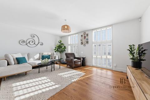 4 bed property, in Quickswood, £1,750,000