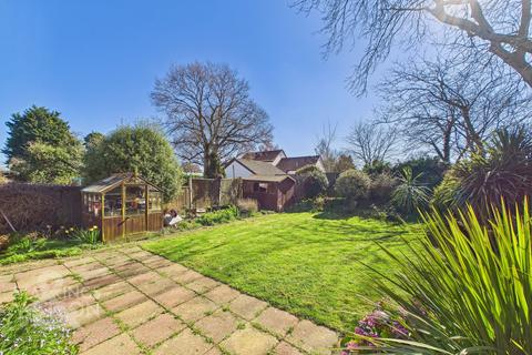 3 bed property, in Beverley Road, £300,000