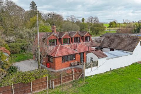 4 bed property, in Greenway, £475,000