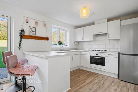 3 bed property, in St. Lawrence Crescent, £400,000