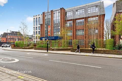 1 bed property, in Lampton Road, £310,000
