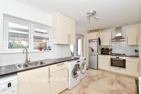 4 bed property, in Victoria Close, £425,000