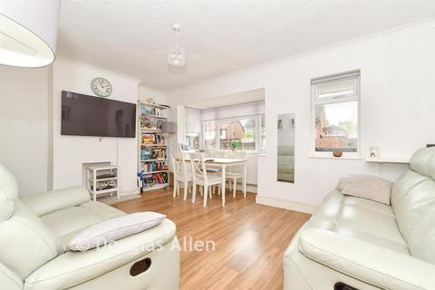 4 bed property, in Victoria Close, £450,000