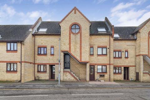 2 bed property, in Brays Lane, £220,000
