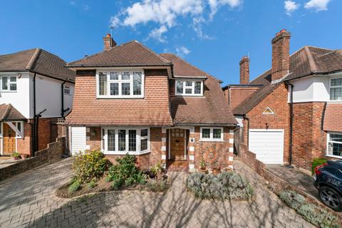 3 bed property, in Chesterfield Drive, £1,250,000