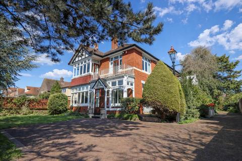 4 bed property, in Uphill Road North, £750,000