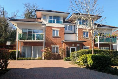 2 bed property, in Dorking RH4, £330,000