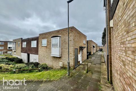 2 bed property, in Brussels Way, £130,000