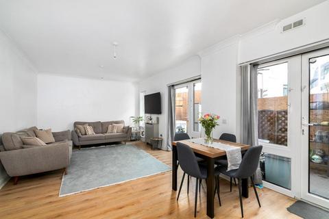 2 bed property, in Bergen Apartment, £400,000