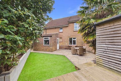 5 bed property, in Corbyn Crescent, £475,000