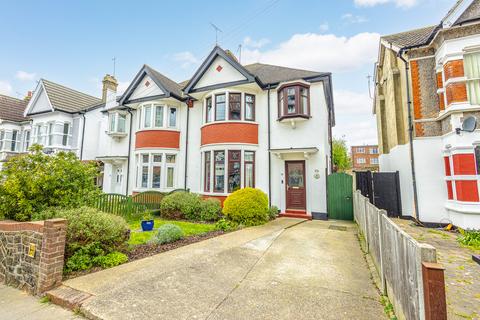 3 bed property, in Baxter Avenue, £400,000