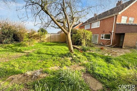 3 bed property, in Kew Drive, £300,000