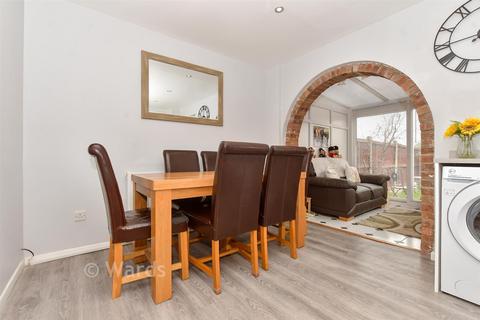 4 bed property, in Richmond Road, £375,000