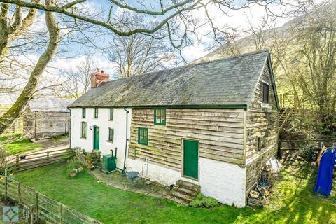 4 bed property, in Llanfaredd, £525,000