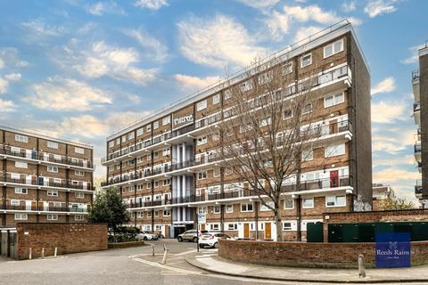3 bed property, in St. Saviours Estate, £369,950