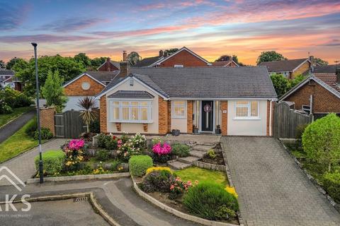 3 bed property, in Owlswick Close, £450,000
