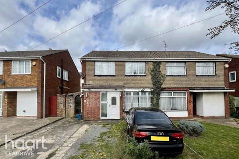 3 bed property, in Leagrave High Street, £330,000