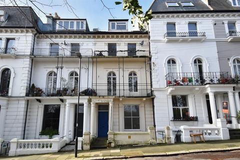 1 bed property, in Magdalen Road, £165,000