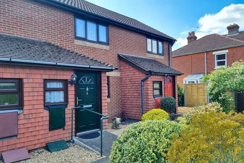 2 bed property, in Ivy Close, £260,000