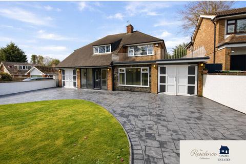 4 bed property, in The Oval, £735,000