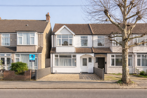 3 bed property, in Manor Road, £500,000