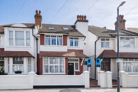 1 bed property, in Thirsk Road, £325,000