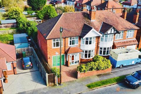 5 bed property, in Cliffwood Avenue, £425,000